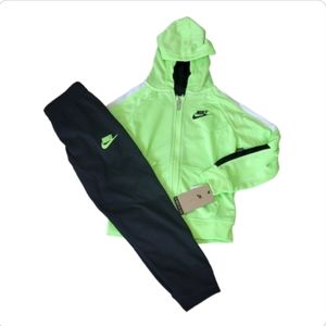 Boy's Nike 2 Piece Track Suit Size 6 NWT